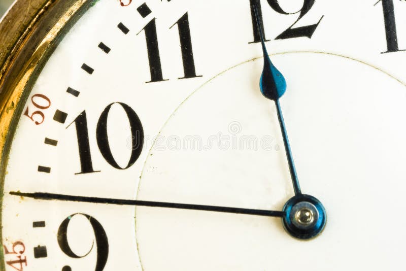 Primer de manos en cara de reloj fotografía de archivo Primer de manos en cara de reloj fotografía de archivo