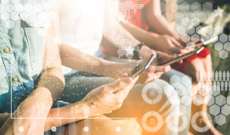 Primer de smartphones en manos femeninas Grupo de mujeres que sientan y que usan los teléfonos celulares fotografía de archivo libre de regalías Primer de smartphones en manos femeninas Grupo de mujeres que sientan y que usan los teléfonos celulares fotografía de archivo libre de regalías