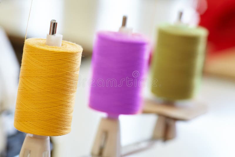 Primer de tres bobinas threadlike para la máquina de coser industrial