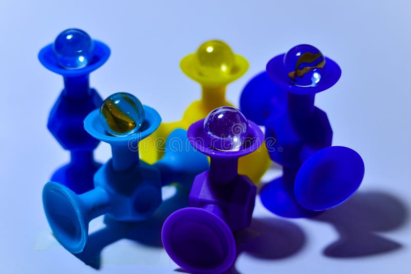 Primer de un diseñador pegajoso de goma de los niños con las cuentas de cristal con un fondo borroso suave imagenes de archivo Primer de un diseñador pegajoso de goma de los niños con las cuentas de cristal con un fondo borroso suave imagenes de archivo