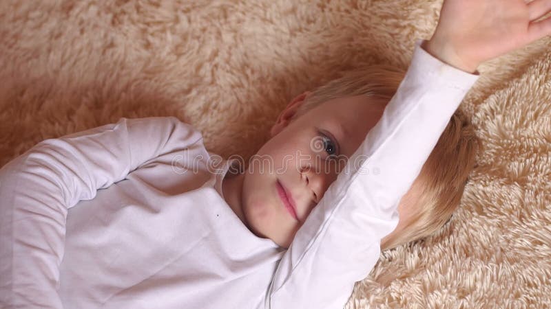 Primer de un pequeño niño por la mañana en cama almacen de video