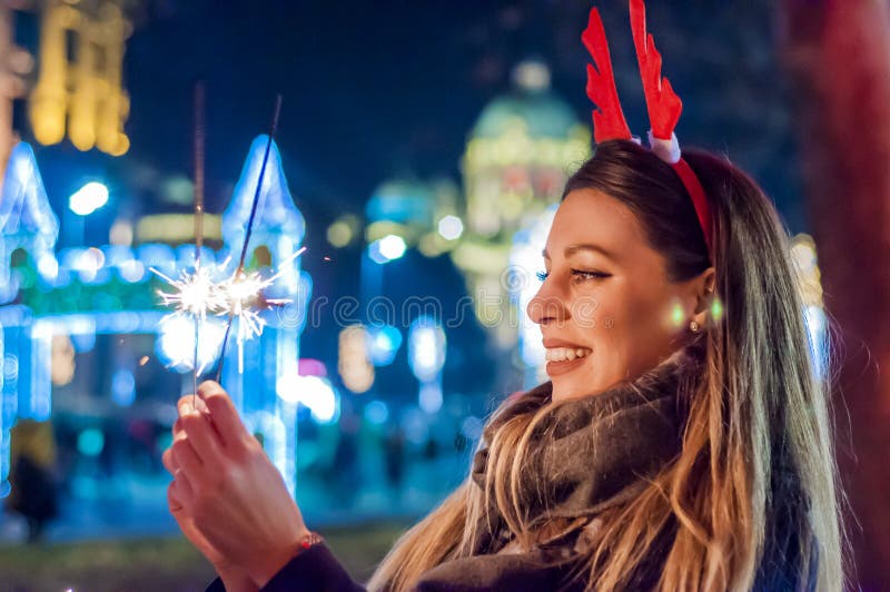 Primer de una mujer hermosa que se sostiene con la bengala imagen de archivo libre de regalías Primer de una mujer hermosa que se sostiene con la bengala imagen de archivo libre de regalías