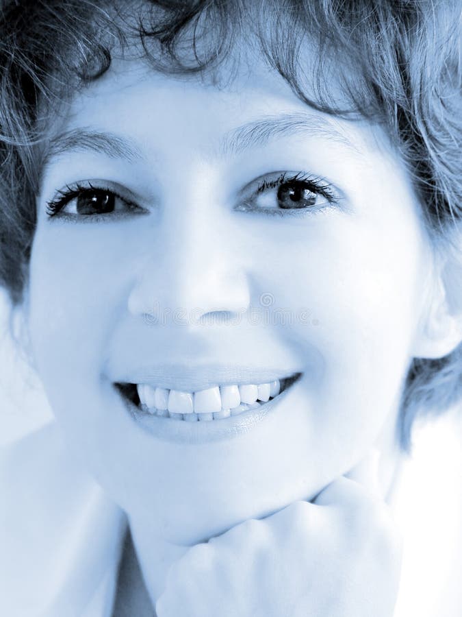 Primer de una mujer sonriente imagenes de archivo Primer de una mujer sonriente imagenes de archivo