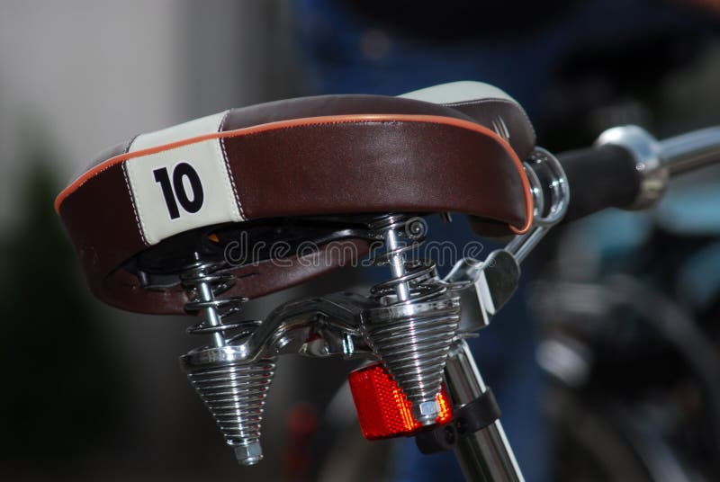 primer de una silla de montar de la bicicleta con el número 10 imagen de archivo libre de regalías primer de una silla de montar de la bicicleta con el número 10 imagen de archivo libre de regalías