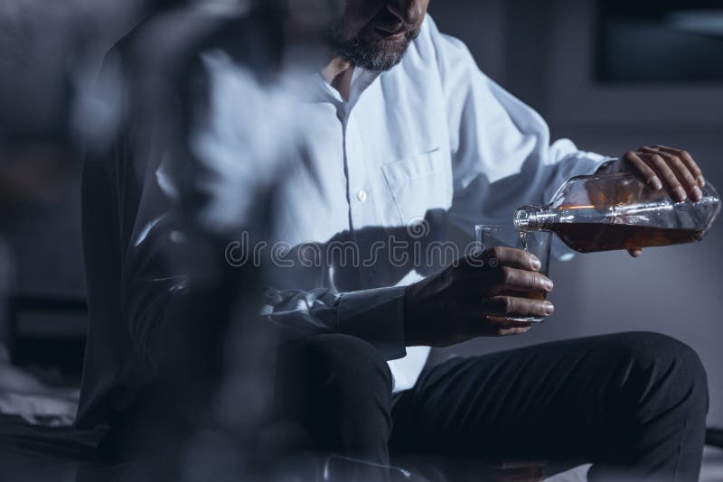 Primer del alcohol de consumición del hombre de negocios imágenes de archivo libres de regalías Primer del alcohol de consumición del hombre de negocios imágenes de archivo libres de regalías