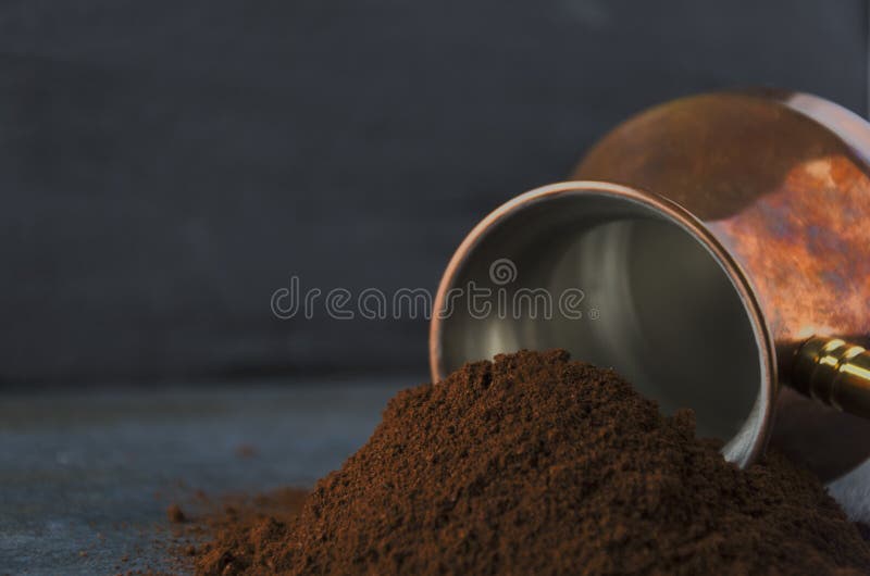 Primer del café molido contra el pote del café y la pared oscura fotografía de archivo libre de regalías Primer del café molido contra el pote del café y la pared oscura fotografía de archivo libre de regalías