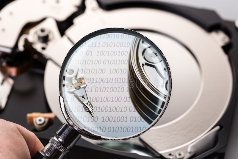 Primer del disco duro y de la lupa imagenes de archivo