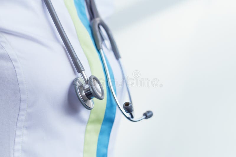 Primer del doctor de sexo femenino con el estetoscopio imágenes de archivo libres de regalías Primer del doctor de sexo femenino con el estetoscopio imágenes de archivo libres de regalías