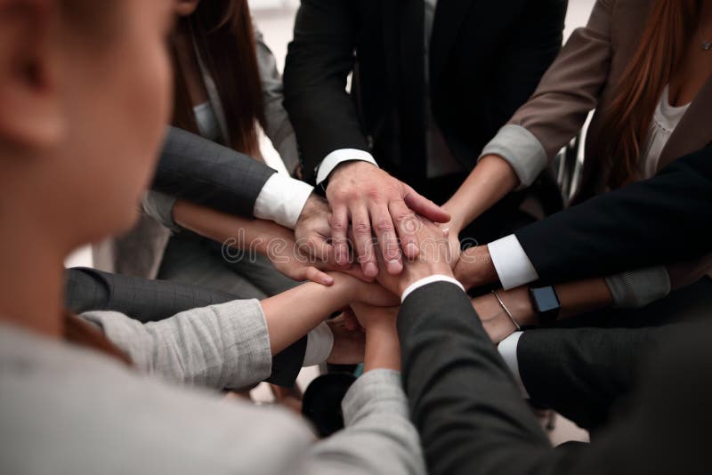 Primer del equipo del negocio de las manos que muestra la unidad con poner sus manos juntas imágenes de archivo libres de regalías Primer del equipo del negocio de las manos que muestra la unidad con poner sus manos juntas imágenes de archivo libres de regalías