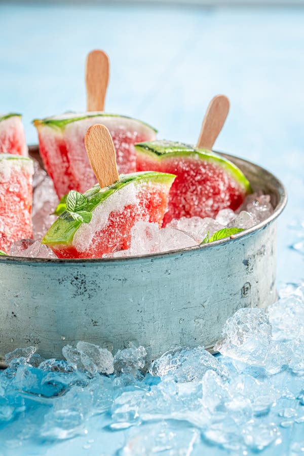 Primer del helado jugoso de la sandía en el hielo frío imagen de archivo Primer del helado jugoso de la sandía en el hielo frío imagen de archivo