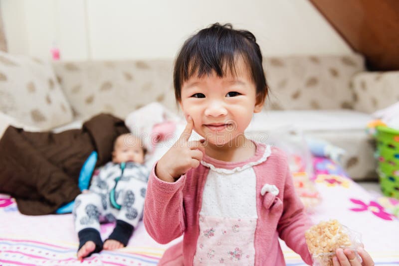 Primer del pequeño niño feliz que juega sobre la cama por una mañana relajada imagen de archivo libre de regalías Primer del pequeño niño feliz que juega sobre la cama por una mañana relajada imagen de archivo libre de regalías