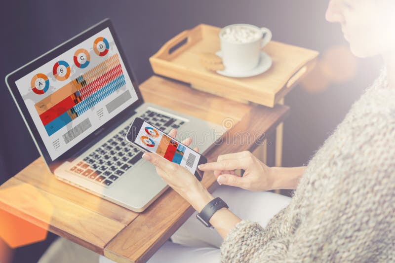 Primer del smartphone con los gráficos, cartas, diagramas, datos sobre una pantalla en las manos de la empresaria joven que se si foto de archivo libre de regalías