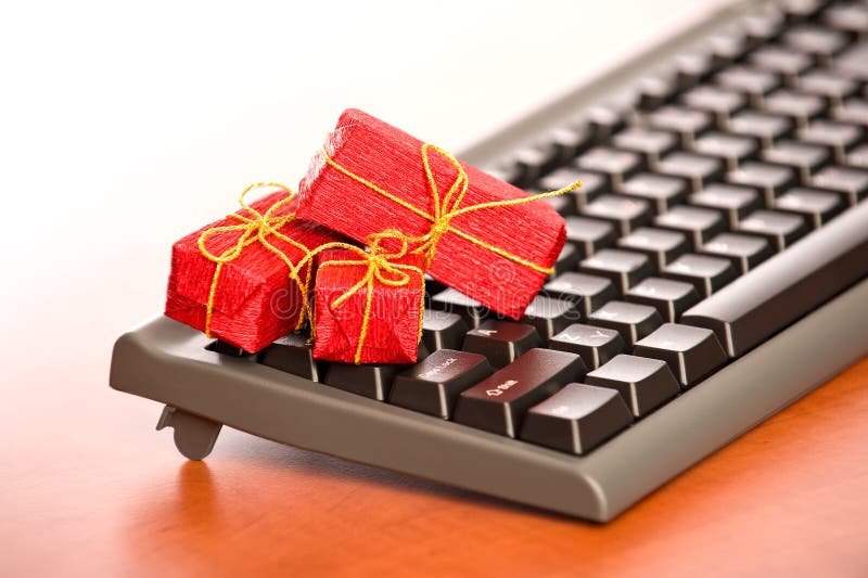 Primer del teclado con los regalos de Navidad minúsculos fotografía de archivo Primer del teclado con los regalos de Navidad minúsculos fotografía de archivo
