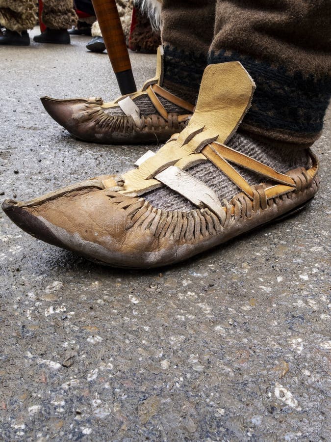 Primer del tsarvuli, opintsi u opinki - zapatos búlgaros tradicionales como parte del atuendo nacional búlgaro fotos de archivo libres de regalías Primer del tsarvuli, opintsi u opinki - zapatos búlgaros tradicionales como parte del atuendo nacional búlgaro fotos de archivo libres de regalías