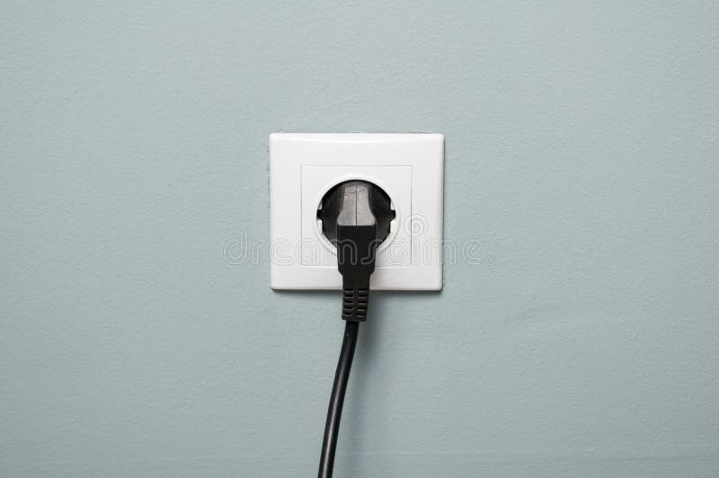 Primer del zócalo eléctrico con el cable negro enchufado imagenes de archivo Primer del zócalo eléctrico con el cable negro enchufado imagenes de archivo