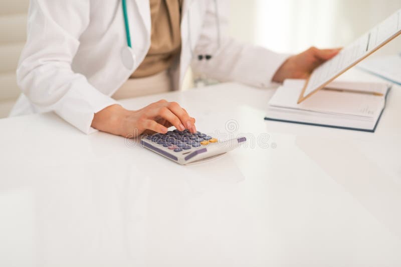 Primer en la mujer del médico que usa la calculadora imagenes de archivo Primer en la mujer del médico que usa la calculadora imagenes de archivo
