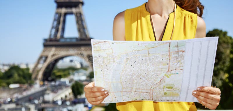 Primer en mujer joven feliz con el mapa en París, Francia fotos de archivo Primer en mujer joven feliz con el mapa en París, Francia fotos de archivo