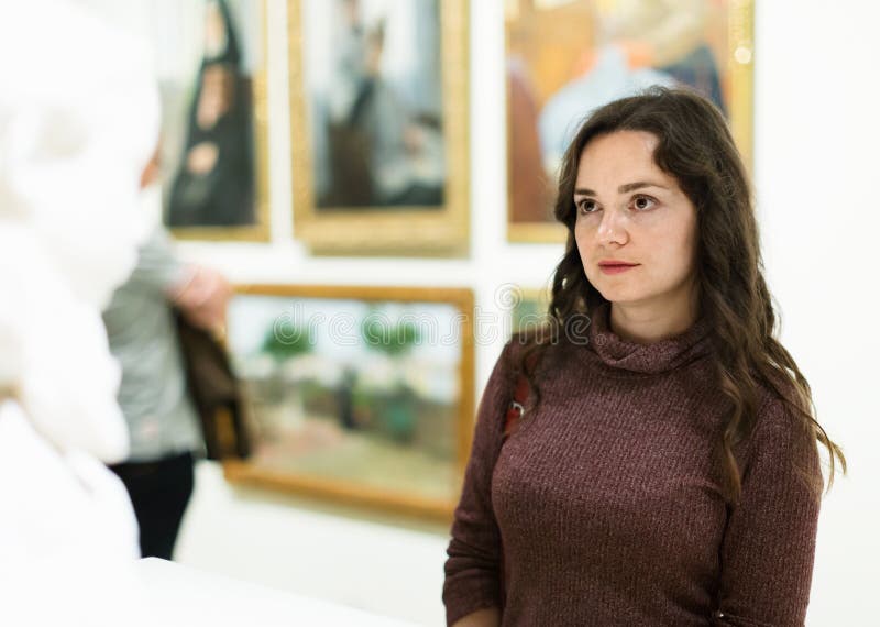 Primer en museo de la mujer atenta y sculture del goce que visitan imagen de archivo Primer en museo de la mujer atenta y sculture del goce que visitan imagen de archivo
