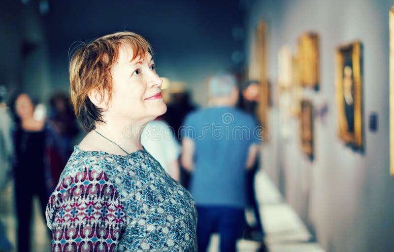 Primer en museo que visita de la mujer mayor atenta y a del goce imágenes de archivo libres de regalías Primer en museo que visita de la mujer mayor atenta y a del goce imágenes de archivo libres de regalías