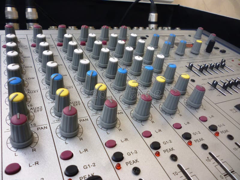 Primer en resbaladores de una consola de mezcla imagen de archivo Primer en resbaladores de una consola de mezcla imagen de archivo