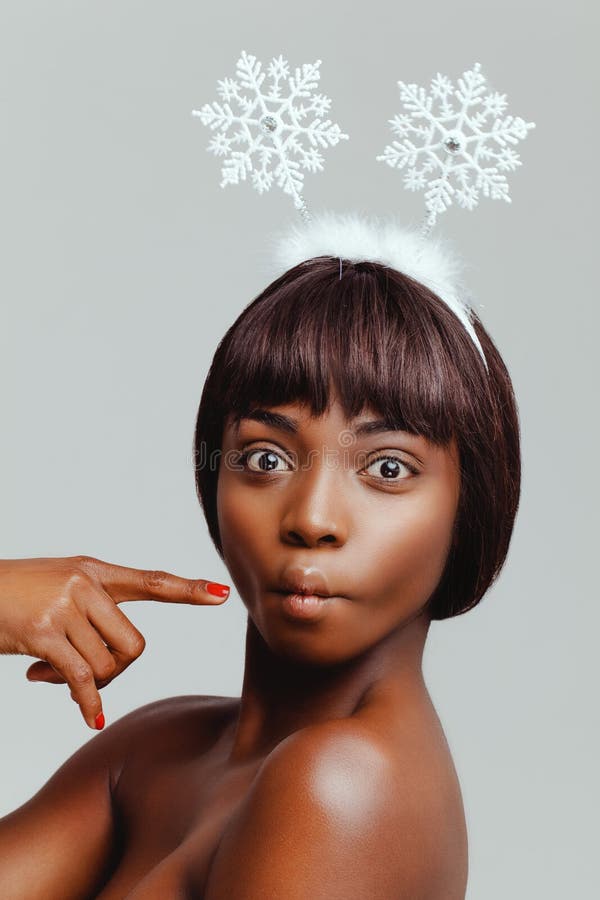 Primer feliz del retrato del modelo de la mujer negra foto de archivo libre de regalías Primer feliz del retrato del modelo de la mujer negra foto de archivo libre de regalías