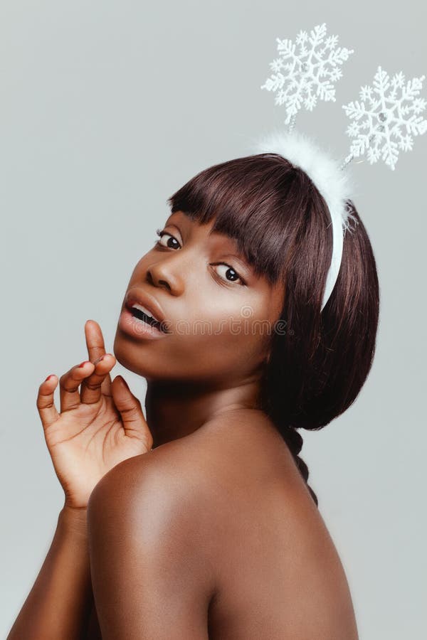 Primer feliz del retrato del modelo de la mujer negra foto de archivo libre de regalías Primer feliz del retrato del modelo de la mujer negra foto de archivo libre de regalías