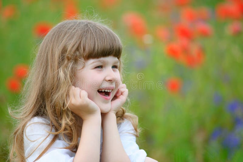 Primer feliz y sonriente del retrato de la niña al aire libre imagen de archivo libre de regalías Primer feliz y sonriente del retrato de la niña al aire libre imagen de archivo libre de regalías