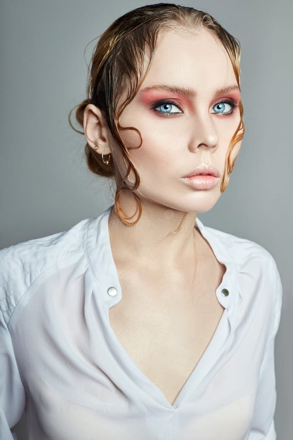 Primer hermoso brillante del retrato del maquillaje del arte del pelo mojado rubio de la mujer Hidración facial perfecta y balnea imagen de archivo Primer hermoso brillante del retrato del maquillaje del arte del pelo mojado rubio de la mujer Hidración facial perfecta y balnea imagen de archivo