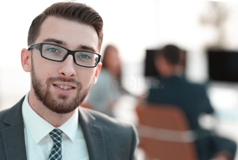 primer Hombre de negocios ejecutivo en el fondo de la oficina imágenes de archivo libres de regalías primer Hombre de negocios ejecutivo en el fondo de la oficina imágenes de archivo libres de regalías