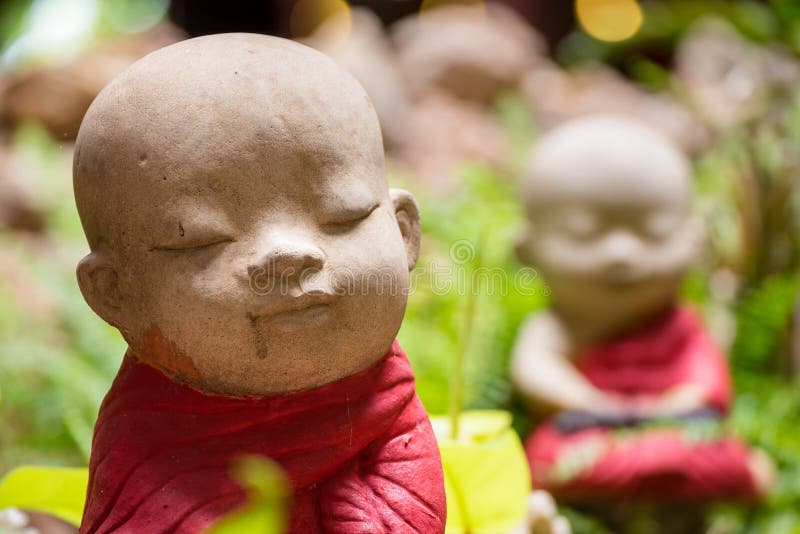 Primer la pequeña estatua hermosa de un novato en Wat Borom Raja fotografía de archivo libre de regalías Primer la pequeña estatua hermosa de un novato en Wat Borom Raja fotografía de archivo libre de regalías