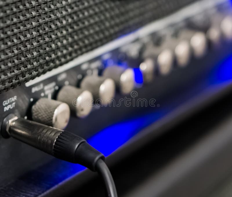 Primer macro de un cable de la guitarra tapado en el amplificador, equipo profesional de la música fotos de archivo Primer macro de un cable de la guitarra tapado en el amplificador, equipo profesional de la música fotos de archivo