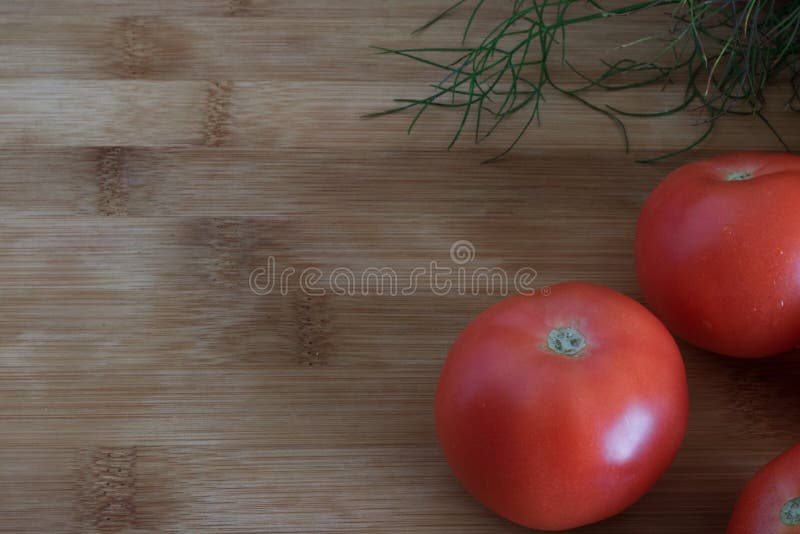 Primer maduro de los tomates en un fondo de madera, foto de archivo Primer maduro de los tomates en un fondo de madera, foto de archivo