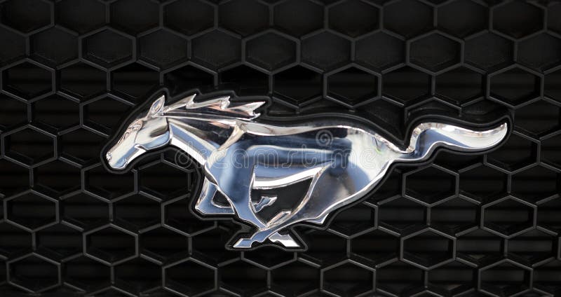 Primer metálico del logotipo de Ford Mustang en el coche de Ford Mustang exhibido en la DEMOSTRACIÓN de MOTO en Cracovia Polonia