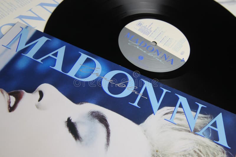 Primer Plano De La Portada Aislada De Discos De Vinilo De La Cantante  Madonna Fotografía editorial - Imagen de vinilo, etiqueta: 219436607