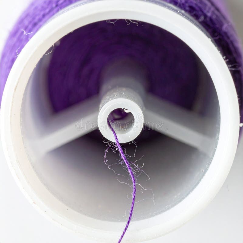 Primer plano de un carrete de hilo morado libre illustration