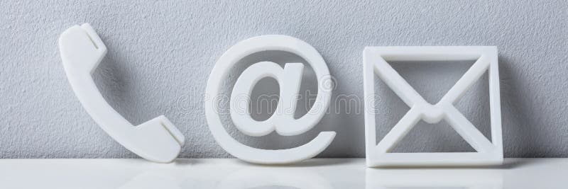 Primer plano de un correo electrónico de teléfono y iconos de publicación. contáctenos imagen de archivo Primer plano de un correo electrónico de teléfono y iconos de publicación. contáctenos imagen de archivo