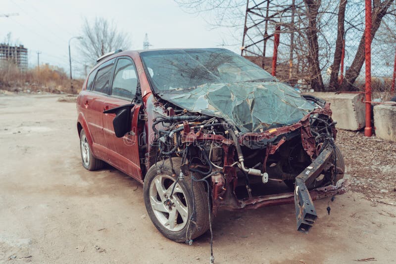 Primer plano del coche averiado y abandonado. destrozado coche a pedazos tras accidente en la calle. concepto de conducción descui fotografía de archivo