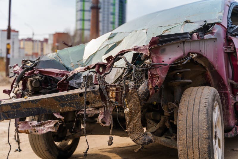 Primer plano del coche averiado y abandonado. destrozado coche a pedazos tras accidente en la calle. concepto de conducción descui imágenes de archivo libres de regalías
