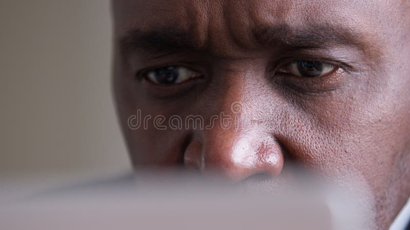 Primer plano enfocado ojos masculinos mirada irreconocible afroamericano hombre maduro hombre de negocios anciano cara con arrugas metrajes