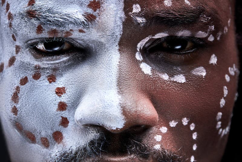 Primer plano foto de humano africano hombre ojos mirando a cámara imagen de archivo