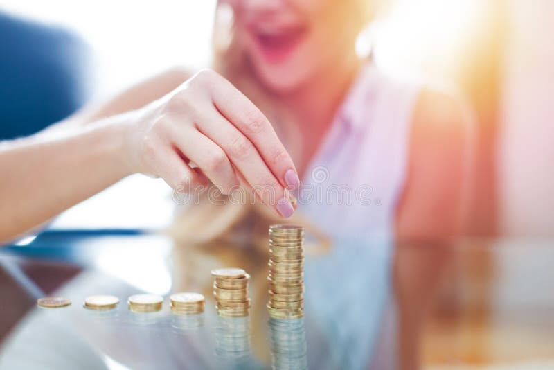 Primer rubio joven feliz de la columna del dinero del edificio de la mujer imagenes de archivo Primer rubio joven feliz de la columna del dinero del edificio de la mujer imagenes de archivo