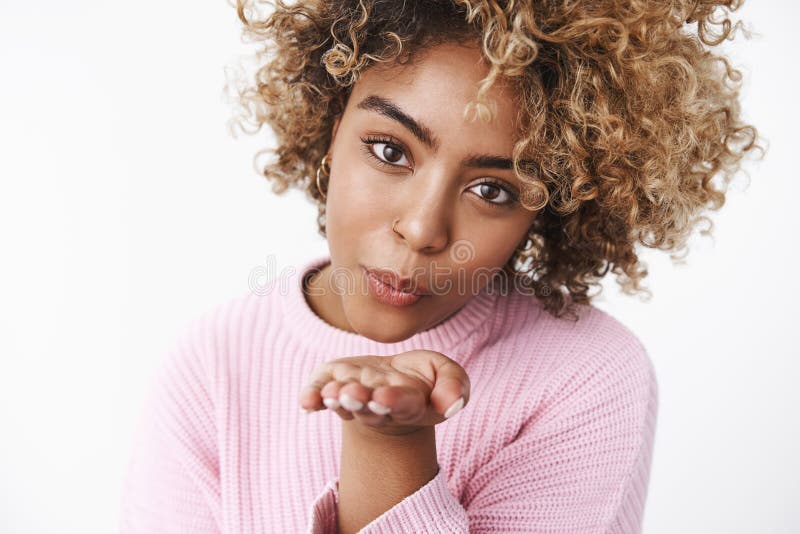 Primer tirado de la novia de piel morena sensual y romántica que envía beso dulce y blando en el mwah que sopla de la cámara con imagen de archivo libre de regalías Primer tirado de la novia de piel morena sensual y romántica que envía beso dulce y blando en el mwah que sopla de la cámara con imagen de archivo libre de regalías