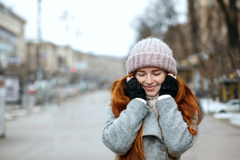 Primer tirado de mujer blanda del jengibre con el knitt que lleva del pelo largo fotos de archivo libres de regalías Primer tirado de mujer blanda del jengibre con el knitt que lleva del pelo largo fotos de archivo libres de regalías