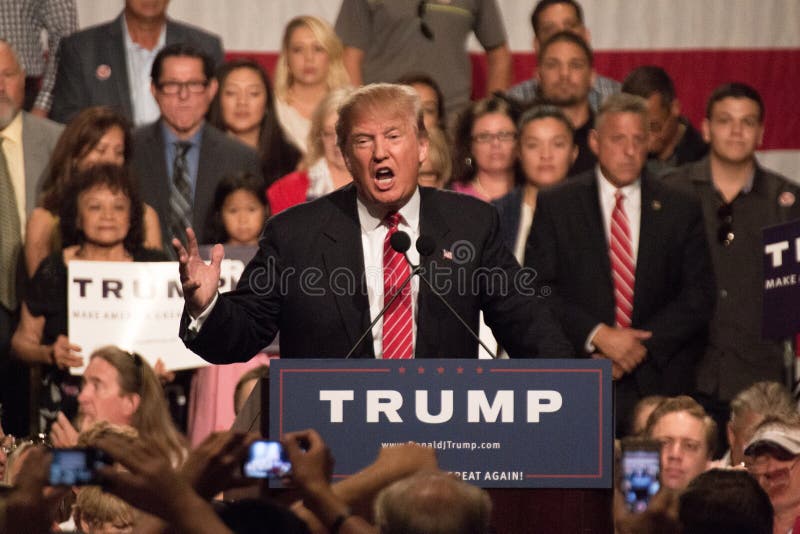 Primera reunión de la campaña presidencial de Donald Trump en Phoenix foto de archivo Primera reunión de la campaña presidencial de Donald Trump en Phoenix foto de archivo