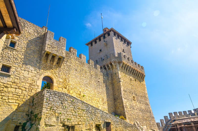 Primera torre medieval de Prima Torre Guaita con la pared de piedra de la fortaleza del ladrillo con los merlons en el soporte Ti fotografía de archivo Primera torre medieval de Prima Torre Guaita con la pared de piedra de la fortaleza del ladrillo con los merlons en el soporte Ti fotografía de archivo