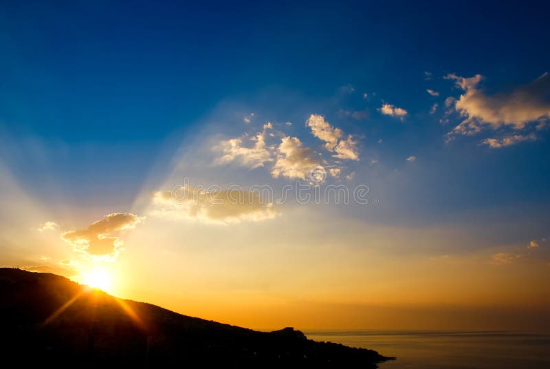 Primo mattino, alba sopra la montagna Vista pittoresca di bella alba a Mar Nero Paesaggio di alba del mare dell'oro fotografia stock Primo mattino, alba sopra la montagna Vista pittoresca di bella alba a Mar Nero Paesaggio di alba del mare dell'oro fotografia stock