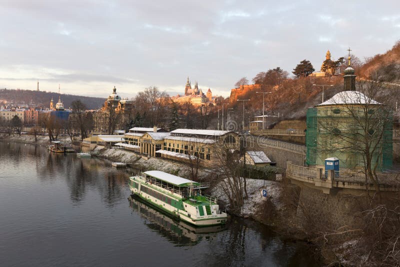 Primo mattino nevoso soleggiato Praga Lesser Town con il castello gotico sopra il fiume la Moldava, repubblica Ceca immagini stock libere da diritti Primo mattino nevoso soleggiato Praga Lesser Town con il castello gotico sopra il fiume la Moldava, repubblica Ceca immagini stock libere da diritti