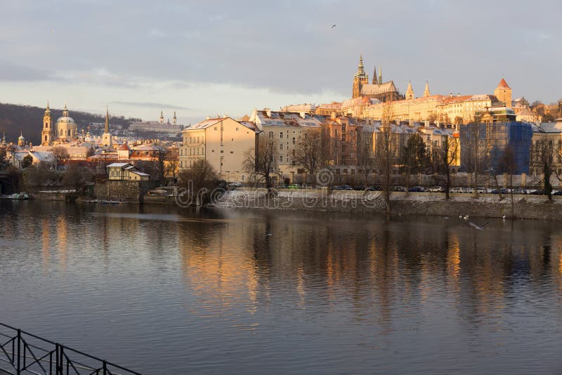 Primo mattino nevoso soleggiato Praga Lesser Town con il castello gotico sopra il fiume la Moldava, repubblica Ceca fotografie stock Primo mattino nevoso soleggiato Praga Lesser Town con il castello gotico sopra il fiume la Moldava, repubblica Ceca fotografie stock