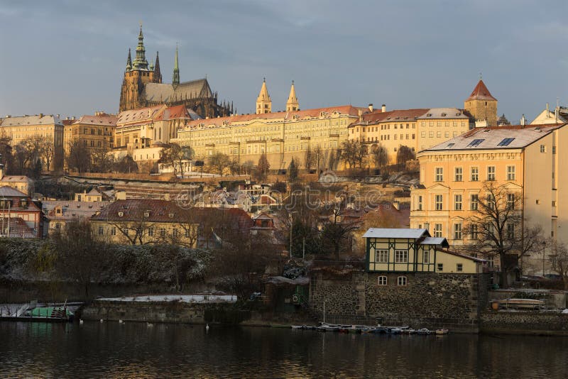 Primo mattino nevoso soleggiato Praga Lesser Town con il castello gotico sopra il fiume la Moldava, repubblica Ceca fotografia stock Primo mattino nevoso soleggiato Praga Lesser Town con il castello gotico sopra il fiume la Moldava, repubblica Ceca fotografia stock