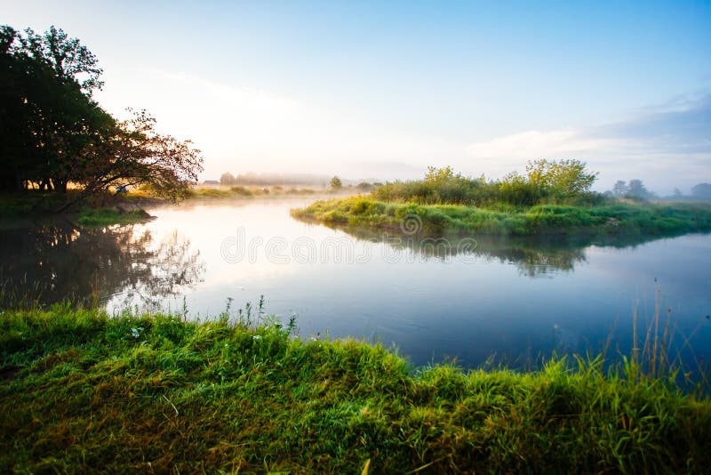 Primo mattino vicino alla curva del fiume paesaggio nebbioso immagine stock libera da diritti Primo mattino vicino alla curva del fiume paesaggio nebbioso immagine stock libera da diritti